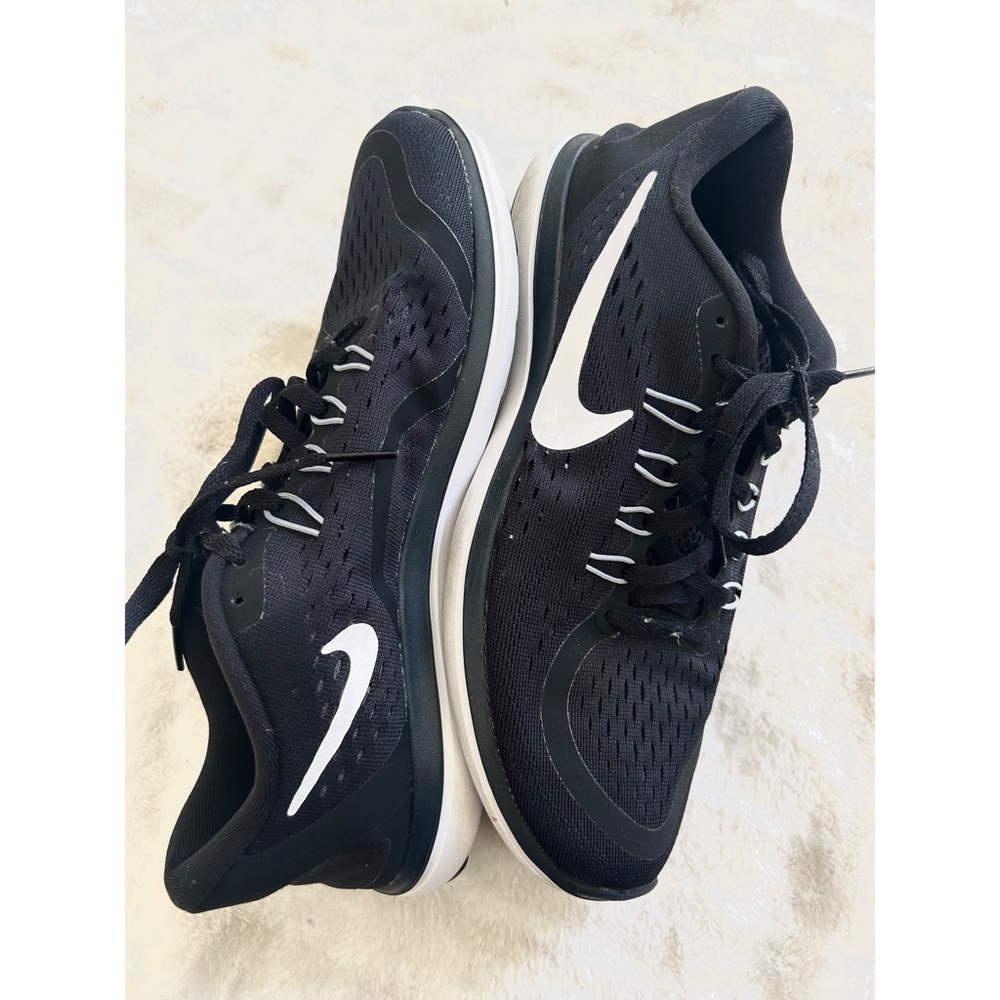 Nike Black and White Women’s Running Shoes